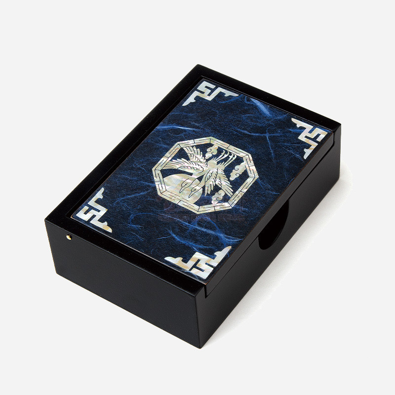 짙은 청색 옻칠 바탕에 자개 상감으로 청학과 전통 기하문을 장식한 직사각형 한지 명함함.