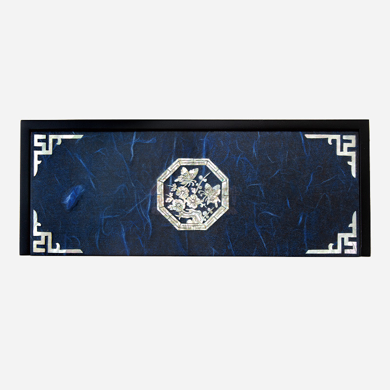 짙은 남색 한지 위 자개 청매화 문양과 모서리 장식을 더한 직사각 나전칠기 필함.