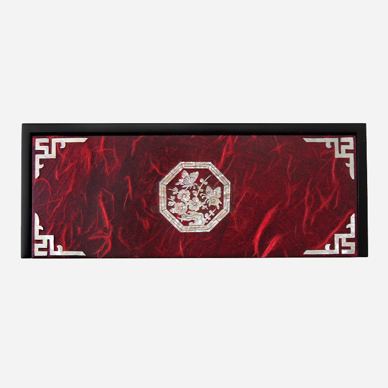 붉은 옻칠 바탕에 한지 질감이 어우러지고, 중앙 자개 매화문과 모서리 금속 기하문이 장식된 필함. 붉은 옻칠 바탕에 한지 질감이 어우러지고, 중앙 자개 매화문과 모서리 금속 기하문이 장식된 필함.