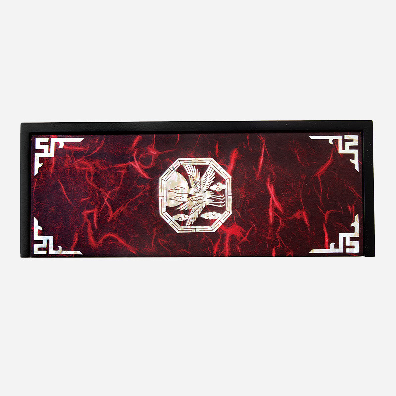 자개 상감 기법으로 학 문양을 넣고 붉은 대리석 무늬 옻칠 배경과 흰색 전통 문양 모서리 장식을 더한 한지 필함. 자개 상감 기법으로 학 문양을 넣고 붉은 대리석 무늬 옻칠 배경과 흰색 전통 문양 모서리 장식을 더한 한지 필함.