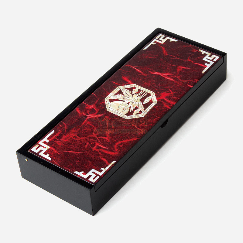 붉은 한지 배경 위 자개 상감 학 문양과 모서리 기하학 장식이 특징인 직사각 나전칠기 필함.