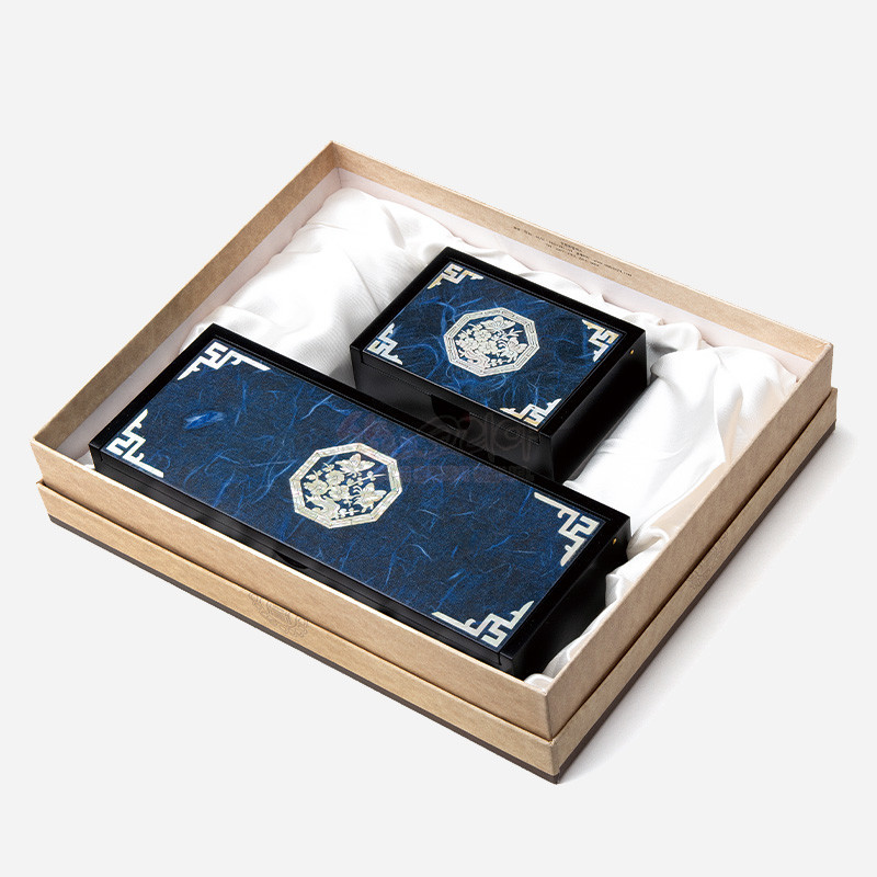 파란 한지 바탕에 매화 자개 문양과 백색 전통 기하학 무늬를 상감한 목재 필함·명함함 세트.