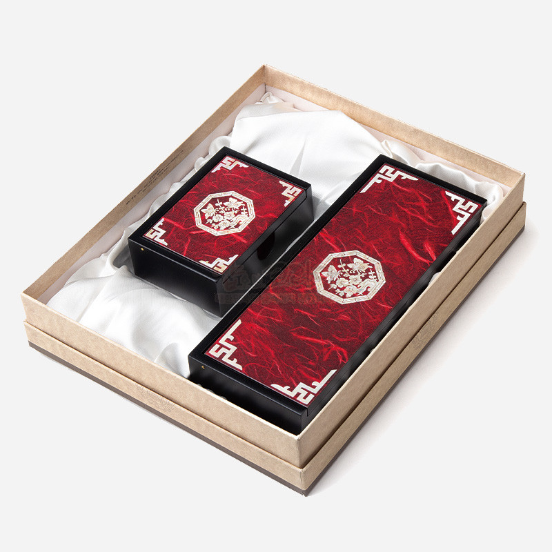 붉은 한지 바탕에 백색 매화문 팔각 자개 상감이 놓인 필함·명함함 세트, 흑색 테두리와 전통 기하학 문양 장식.