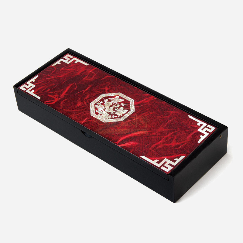 붉은 한지 배경 위 자개 매화 문양과 흰색 모서리 전통 문양 장식이 돋보이는 직사각형 필함.