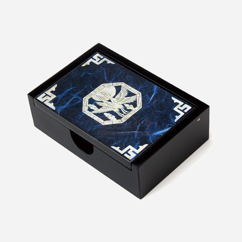 검은 옻칠 목재 위에 청색 한지 배경과 자개 상감 청학 문양, 모서리 전통 기하학 무늬가 조화된 필함 겸 명함함.