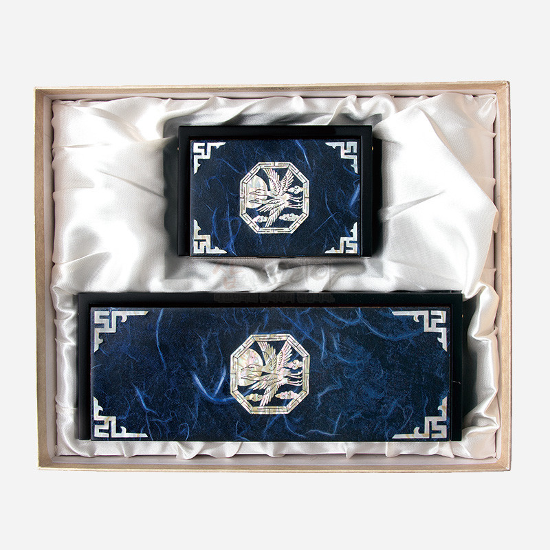 짙은 청색 바탕 위 자개 상감 청학 문양과 전통 기하문 모서리 장식이 특징인 필함·명함함 세트.