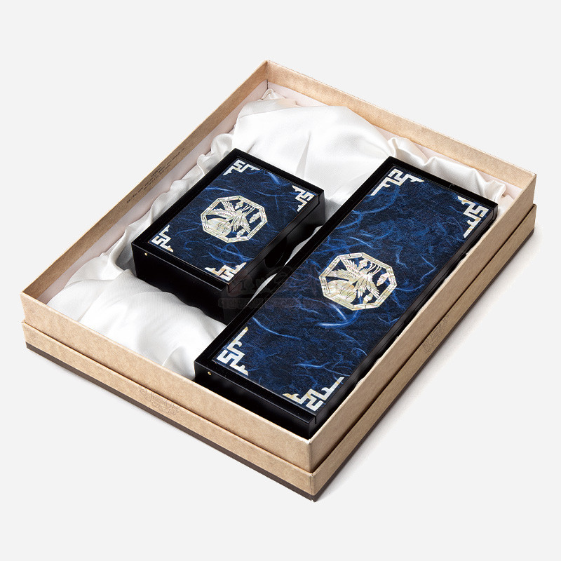 청색 한지 배경 위 자개 청학 문양과 흰색 모서리 기하학 장식을 더한 필함과 명함함 세트.