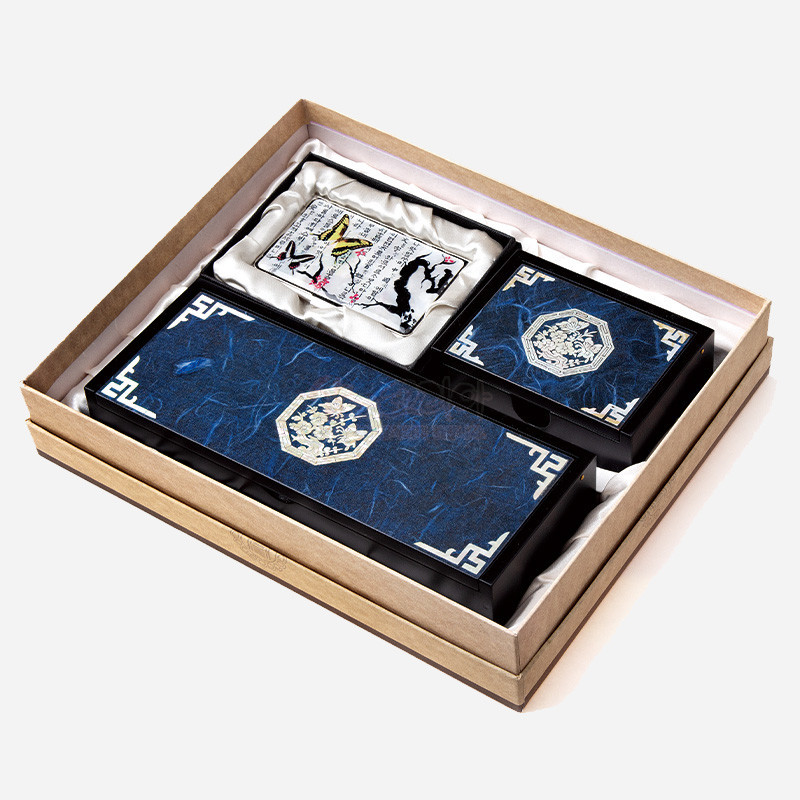 청색 한지 표면과 백색 자개 청매화 문양, 전통 기하학 테두리 장식이 조화된 필함·명함함·명함케이스 세트.