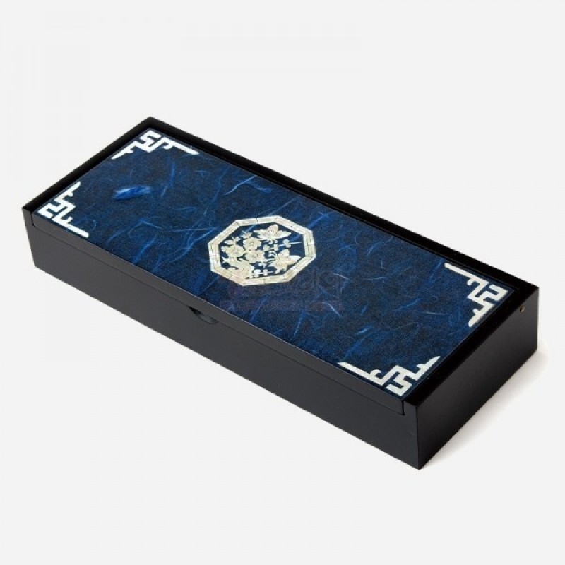 짙은 남색 한지 위에 자개 청매화 문양과 백색 모서리 전통 기하학 장식을 더한 직사각형 필함. 짙은 남색 한지 위에 자개 청매화 문양과 백색 모서리 전통 기하학 장식을 더한 직사각형 필함.