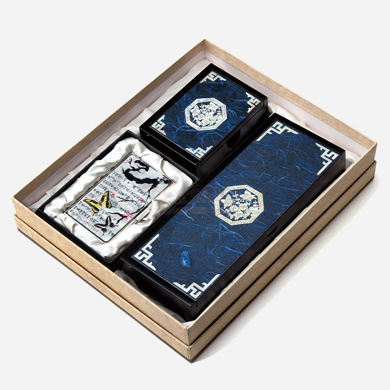 청색 한지 위 자개 청매화와 전통 문양 장식, 나비·서예 문양이 더해진 필함·명함함·명함케이스 세트. 청색 한지 위 자개 청매화와 전통 문양 장식, 나비·서예 문양이 더해진 필함·명함함·명함케이스 세트.