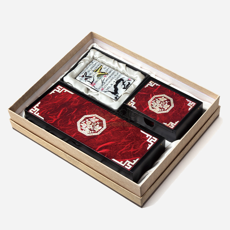 붉은 한지 바탕에 백색 전통 문양과 매화 자개 장식을 더한 필함·명함함·명함케이스 세트.