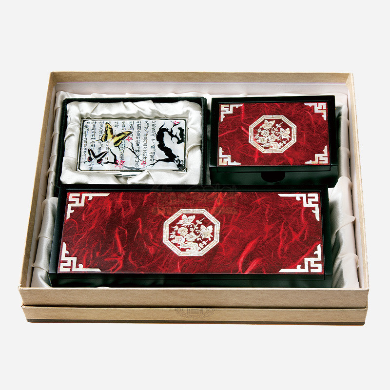 붉은 한지 바탕 위 자개 매화문 팔각 장식과 모서리 전통 문양이 더해진 필함·명함함·명함케이스 세트. 붉은 한지 바탕 위 자개 매화문 팔각 장식과 모서리 전통 문양이 더해진 필함·명함함·명함케이스 세트.