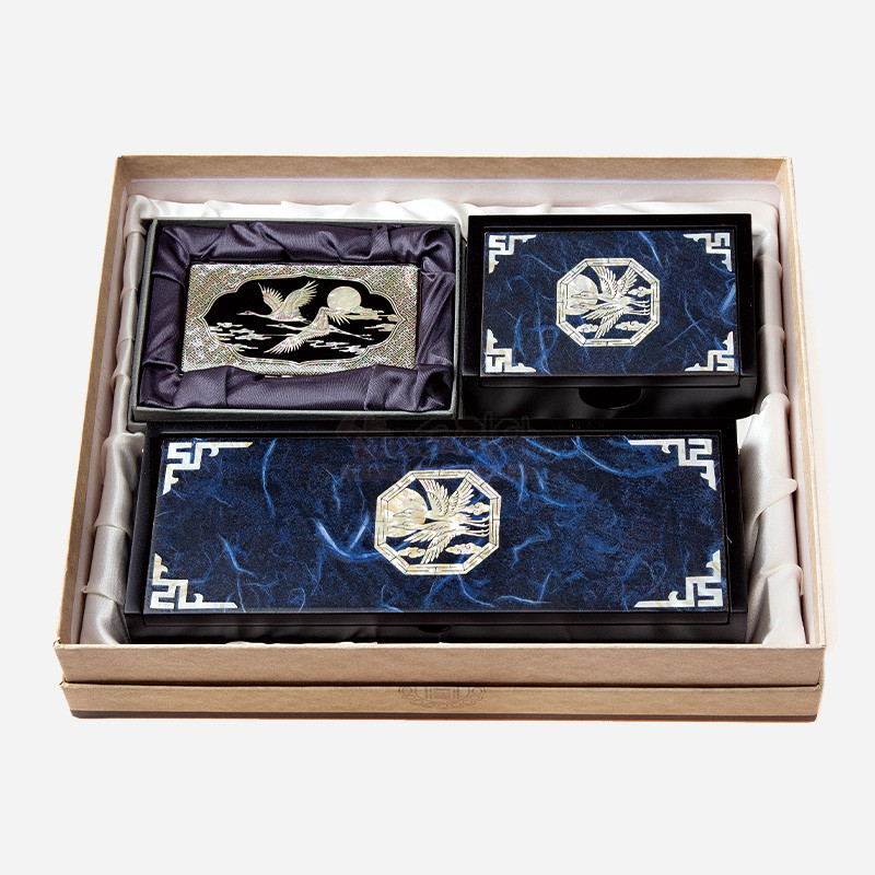 남색 한지 배경 위에 흰 자개 청학 문양과 전통 기하학 테두리를 상감한 필함·명함함·명함케이스 세트. 남색 한지 배경 위에 흰 자개 청학 문양과 전통 기하학 테두리를 상감한 필함·명함함·명함케이스 세트.