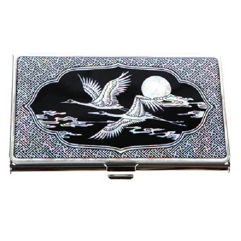 흑색 바탕에 자개 상감으로 달과 학, 구름을 표현하고 가장자리에 기하학 연속 무늬를 둘러 장식한 금속 명함 케이스. 흑색 바탕에 자개 상감으로 달과 학, 구름을 표현하고 가장자리에 기하학 연속 무늬를 둘러 장식한 금속 명함 케이스.