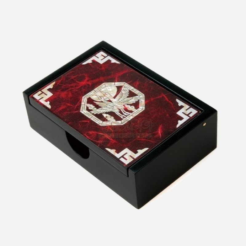 붉은 한지 바탕 위 자개 적학 문양과 모서리 전통 기하무늬가 장식된 흑색 나무 케이스. 붉은 한지 바탕 위 자개 적학 문양과 모서리 전통 기하무늬가 장식된 흑색 나무 케이스.