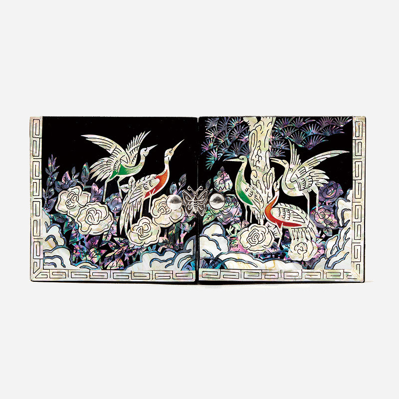 자개 상감 기법으로 송학도와 연꽃, 구름 문양을 표현한 흑색 옻칠 쌍합형 함.