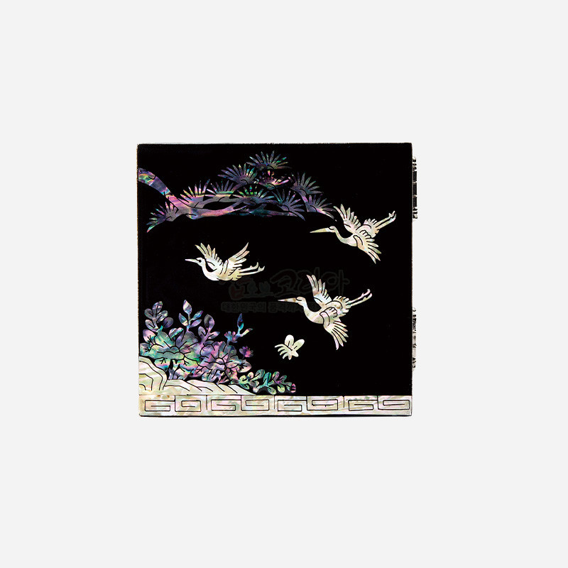 흑색 옻칠 바탕에 자개 상감으로 송학도와 소나무, 구름을 표현한 사각 쌍합.