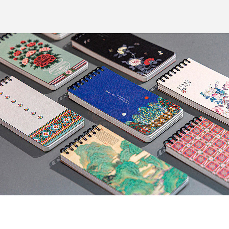 민화에서 차용한 화조도·산수도·전통 기하문 등 다양한 문양과 다채로운 색상의 종이 재질 스프링 수첩.