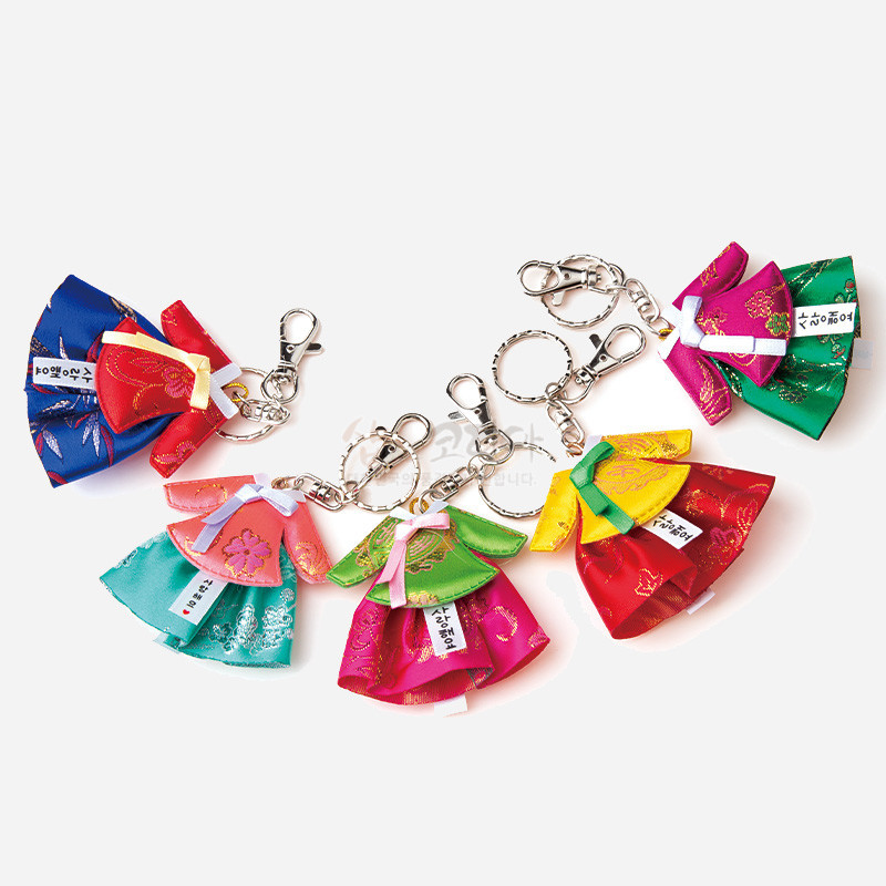 비단 소재로 제작된 미니 당의한복 모양 열쇠고리, 화려한 색상과 전통 꽃문양 직조가 특징인 금속 고리 장식.