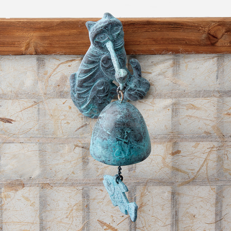 청동 재질의 벽걸이 문종, 호랑이 형상 장식과 물고기 모양 추 장식, 청록빛 산화 질감이 돋보이는 디자인.