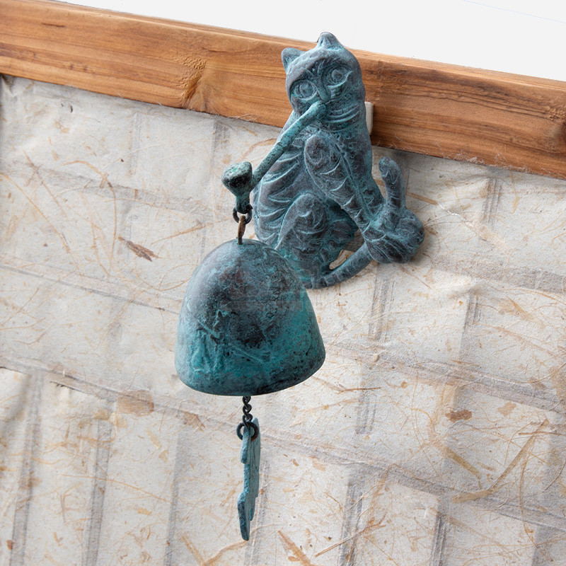 청동 재질에 청녹색 산화 효과를 준 호랑이 형상의 벽걸이 문종 장식.