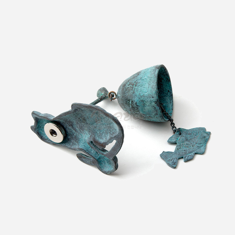 청동 소재에 청록색 산화 처리로 고풍스러운 질감을 살린 문종, 호랑이와 물고기 형상의 장식이 연결된 공예품.