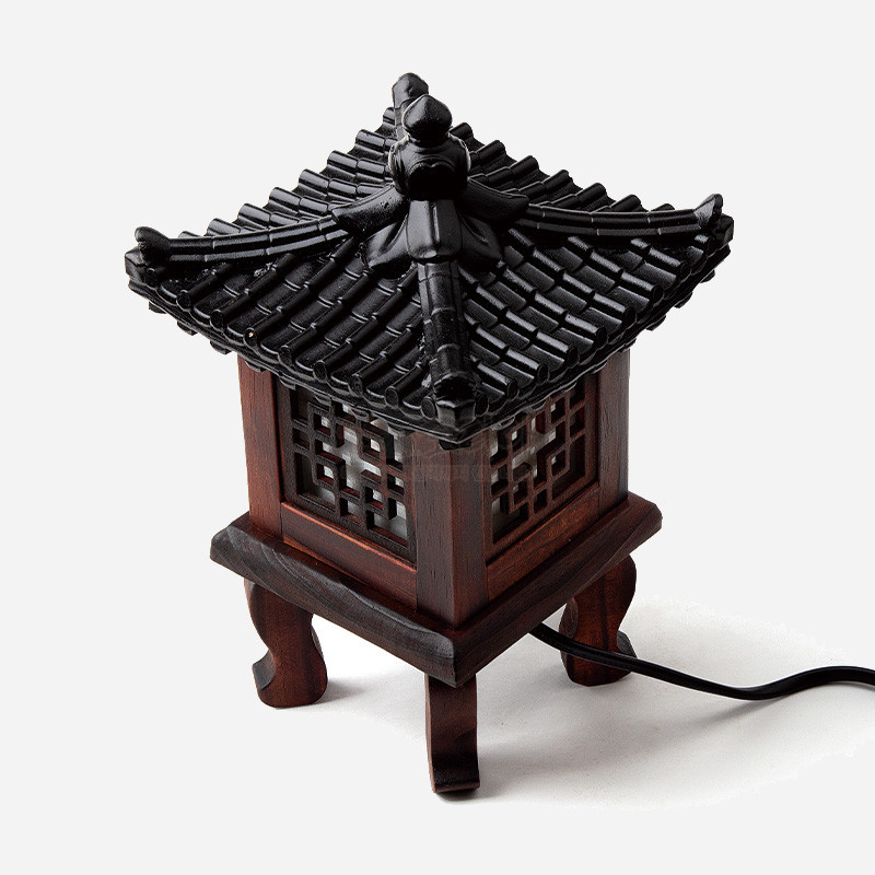 목재와 검은 기와 형상의 상부가 조화를 이룬 좌등, 사방에 정자완자 전통 창살 문양이 있는 전통 조형 조명.