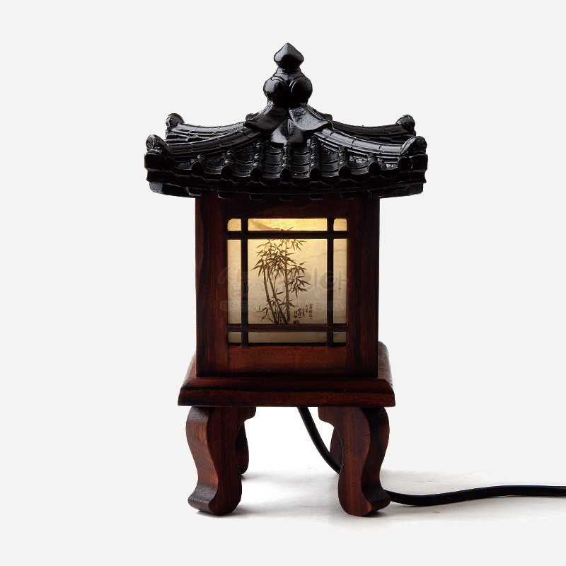목재로 제작된 전통 정자 형태 좌등, 반투명 종이창에 먹선으로 그린 사군자 대나무 문양과 격자 창살 장식이 어우러진 조명. 목재로 제작된 전통 정자 형태 좌등, 반투명 종이창에 먹선으로 그린 사군자 대나무 문양과 격자 창살 장식이 어우러진 조명.