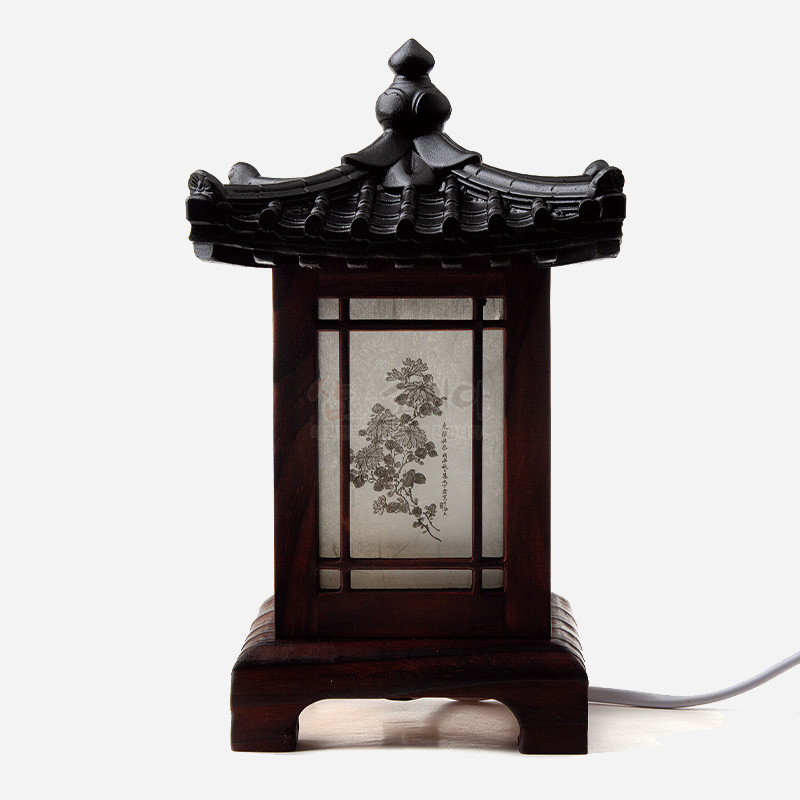 짙은 갈색 목재와 기와 지붕 형식, 한지에 인쇄된 사군자 문양이 어우러진 전통 좌등. 짙은 갈색 목재와 기와 지붕 형식, 한지에 인쇄된 사군자 문양이 어우러진 전통 좌등.