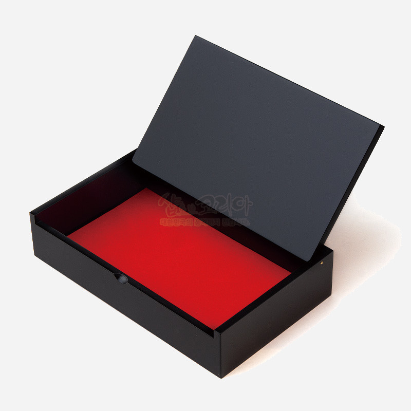 검은 옻칠 외관과 선명한 붉은 내부가 대비를 이루는 직사각형 메모함. 검은 옻칠 외관과 선명한 붉은 내부가 대비를 이루는 직사각형 메모함.