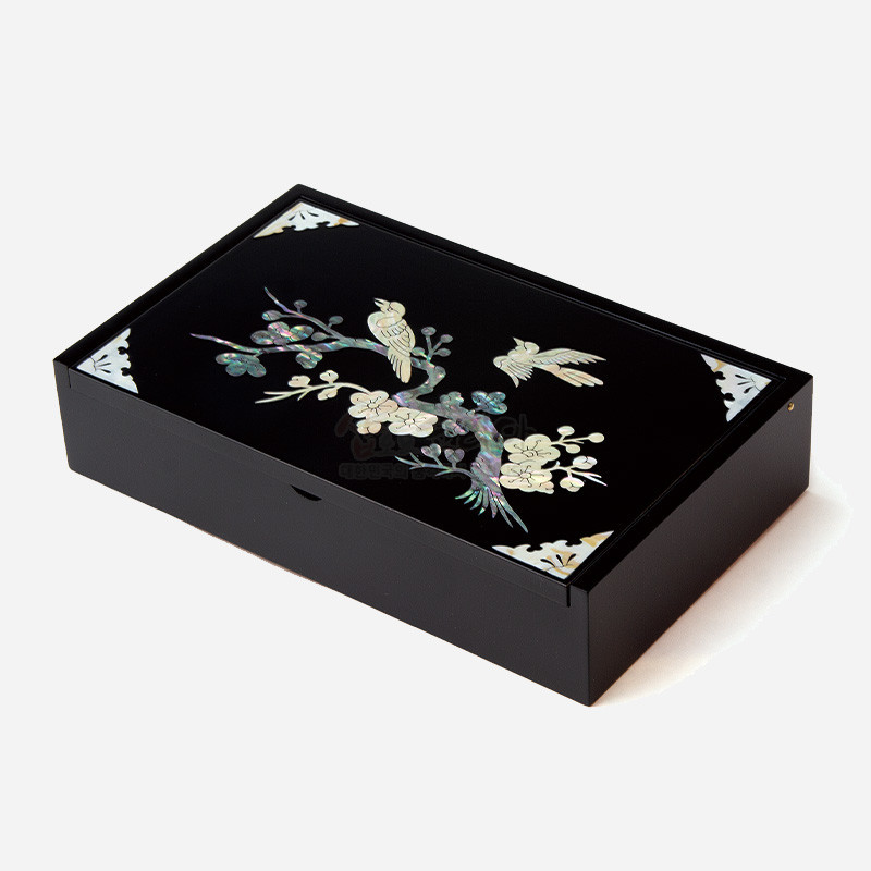 검은 옻칠 바탕에 자개 상감 기법으로 매화와 새 문양을 장식한 직사각형 나전칠기 메모함. 검은 옻칠 바탕에 자개 상감 기법으로 매화와 새 문양을 장식한 직사각형 나전칠기 메모함.