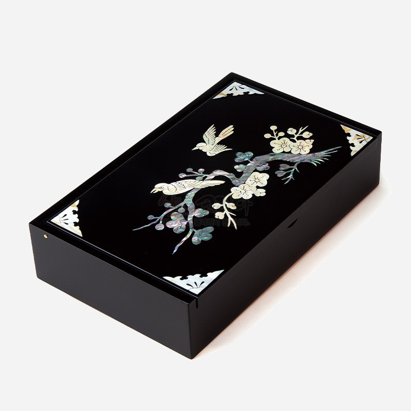 검은 옻칠 바탕 위에 자개 상감 기법으로 매화와 새 문양을 장식한 직사각형 나전칠기 메모함.