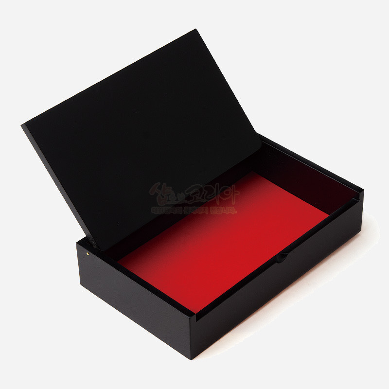 검은 옻칠 마감과 내부 붉은 색상 대비가 특징인 직사각형 나전칠기 메모함.