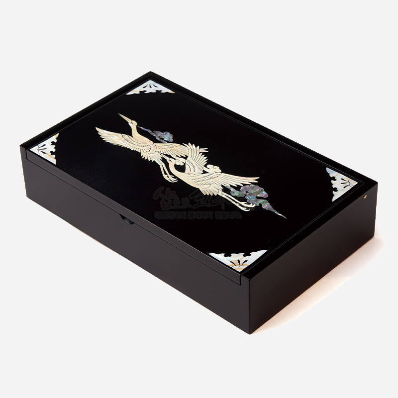 검은 옻칠 바탕에 자개 상감으로 구름과 학 문양을 표현한 직사각형 메모함.