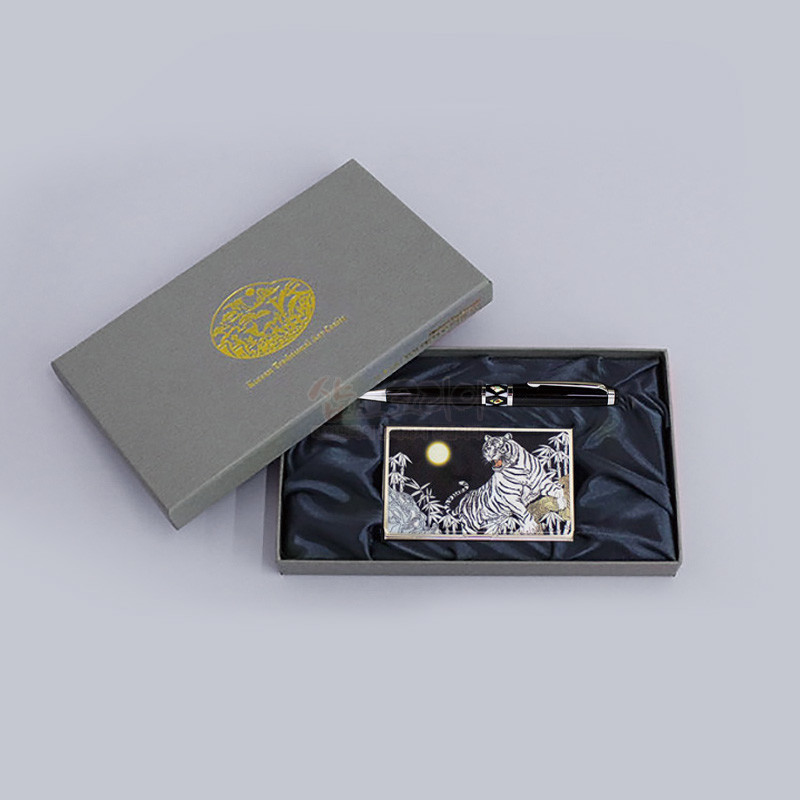 자개 상감 기법으로 백호와 대나무, 달 문양을 넣은 금속 명함케이스와 흑색 금속 볼펜 2종 세트.
