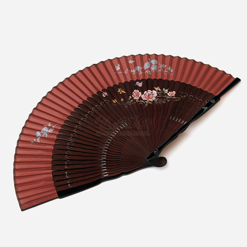 갈색 실크 선면 위에 분홍·흰 목단과 청색 꽃문양을 수공 채색한 접이식 부채.