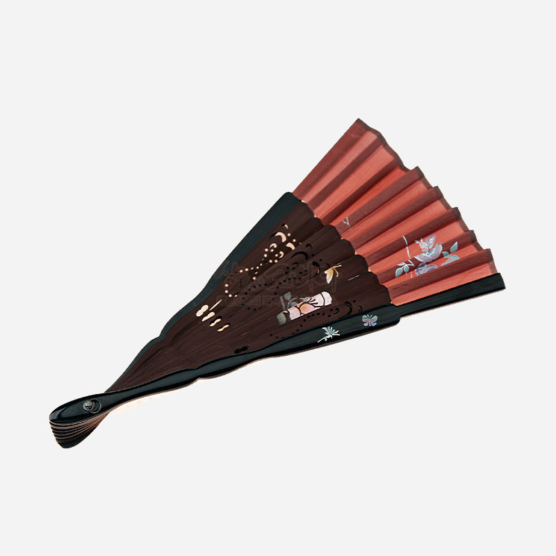 갈색 실크 천과 흑색 나무살로 구성된 수공부채, 자개 상감 목단 꽃문양과 섬세한 투각 장식이 어우러진 디자인.
