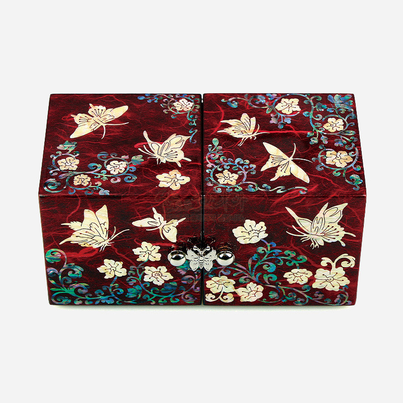 자개 상감 기법으로 표현한 나비와 당초문이 특징인 적색 옻칠 쌍합 보관함.