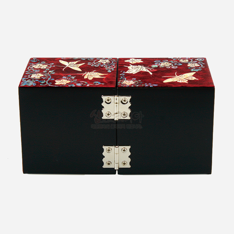 적색 옻칠 배경 위 자개로 표현한 당초무늬와 나비 문양이 돋보이는 금속 경첩 장식 나전칠기 쌍합.