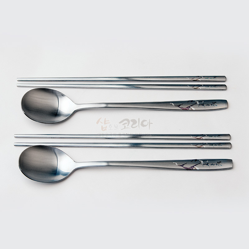 스테인리스 재질에 소나무 설경 문양이 은은한 색조로 인쇄된 수저와 젓가락 2인 세트.