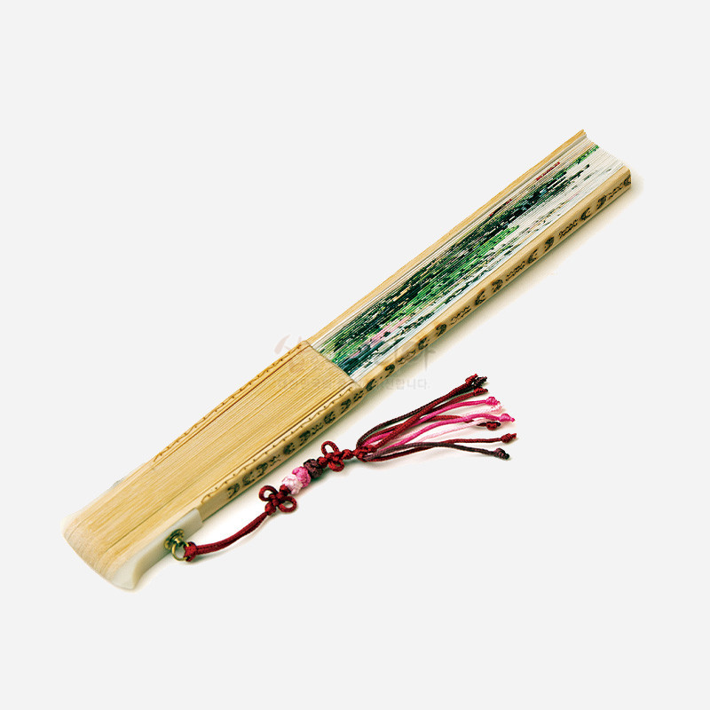대나무 살에 세밀한 초록색 봄 풍경 채색과 한지 부채살, 분홍·자주색 전통 매듭 술 장식이 어우러진 합죽선.