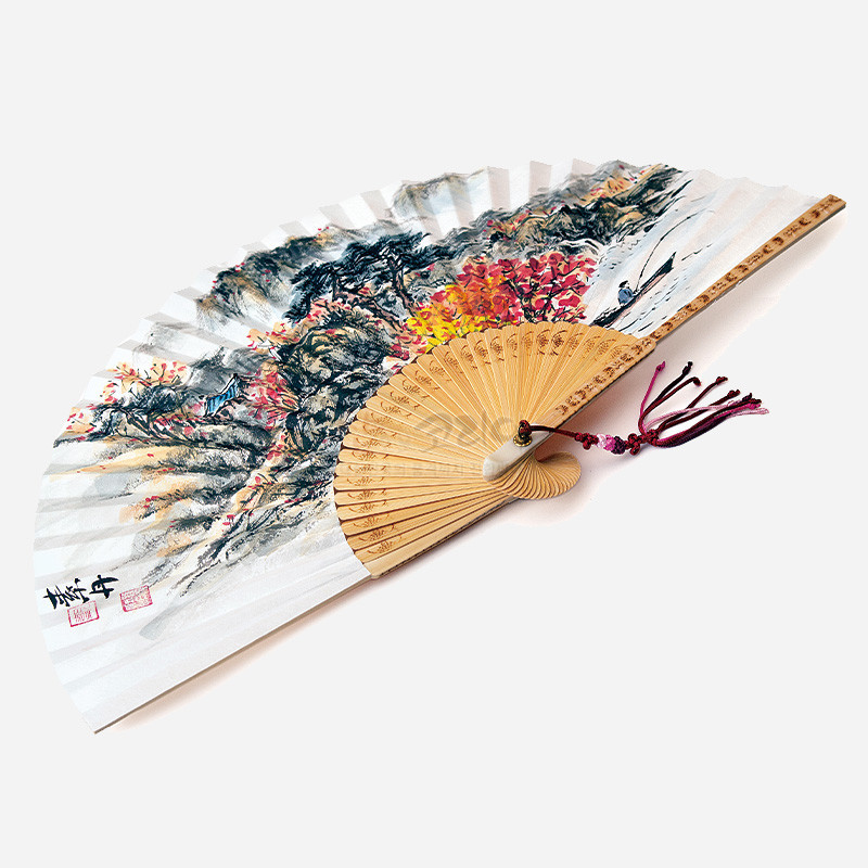 대나무살과 한지로 제작된 합죽선, 붉은 단풍과 산수화 채색이 어우러진 가을 풍경 문양과 자주색 장식 끈 장식 부채.