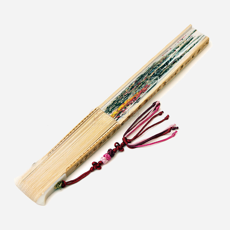 대나무 살 위에 가을 풍경 색채가 채색된 합죽선 형태의 접부채와 분홍·자주색 매듭 술 장식.