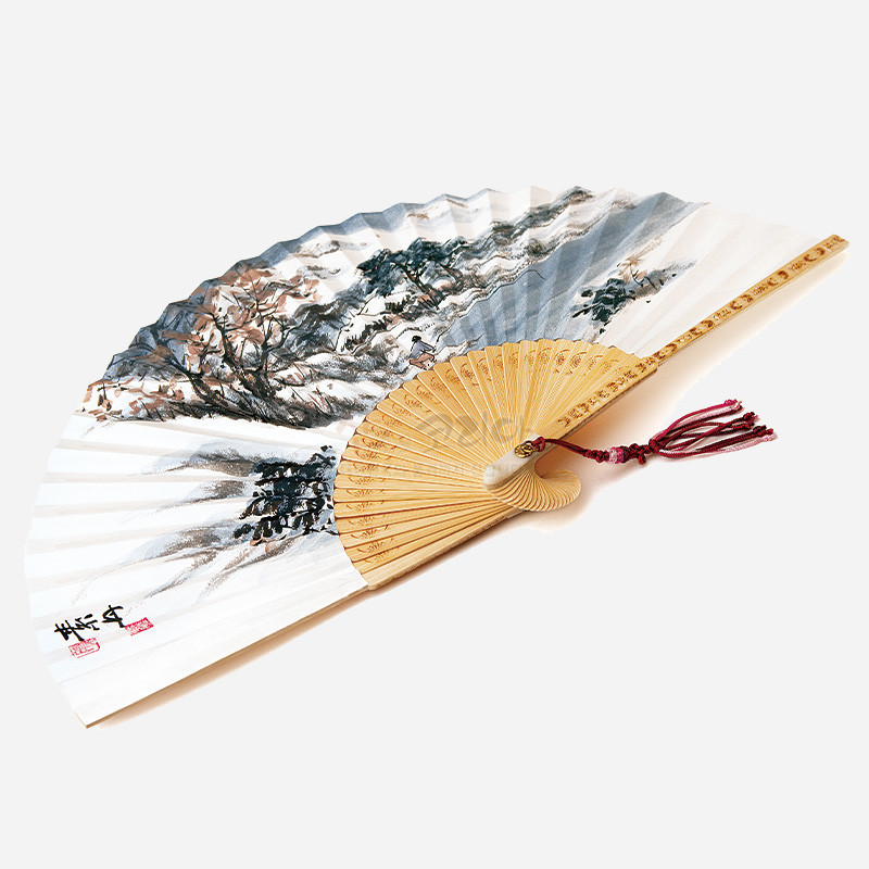 대나무 살과 백색 종이 위에 수묵담채 기법으로 그린 설산과 겨울 산수화 문양이 특징인 전통 접부채.