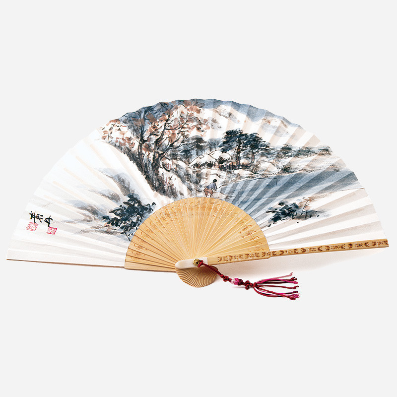 대나무 살과 한지로 구성된 합죽선 구조에 수묵채색 겨울 산수화가 그려지고, 붉은 매듭 장식 술이 달린 전통 접부채.