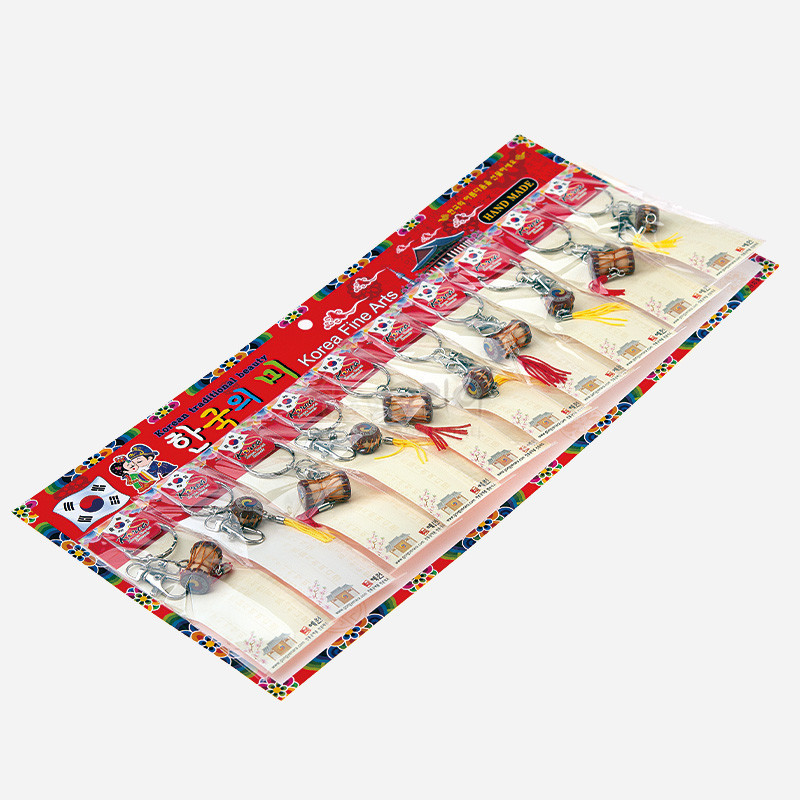 금속 고리와 나무 질감의 장구·북 미니어처 장식, 빨강·노랑 수실 태슬 포인트가 있는 열쇠고리 세트. 금속 고리와 나무 질감의 장구·북 미니어처 장식, 빨강·노랑 수실 태슬 포인트가 있는 열쇠고리 세트.