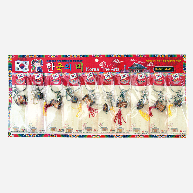 금속 고리와 목재 장구·북 모양 장식, 붉은·노란 술 장식이 달린 전통 악기 모티프 열쇠고리 세트.