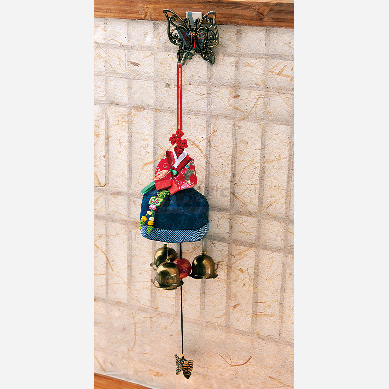 적색 저고리 모양 비단 장식과 청색 복주머니, 매듭 기법 고리, 금속 나비와 방울 장식이 어우러진 전통 문종.