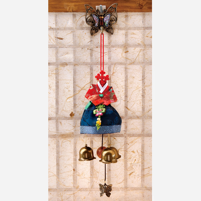 적색 저고리와 청색 치마 비단 한복 모양에 매듭 기법과 자수 장식, 금속 방울과 나비 장식이 어우러진 문종.