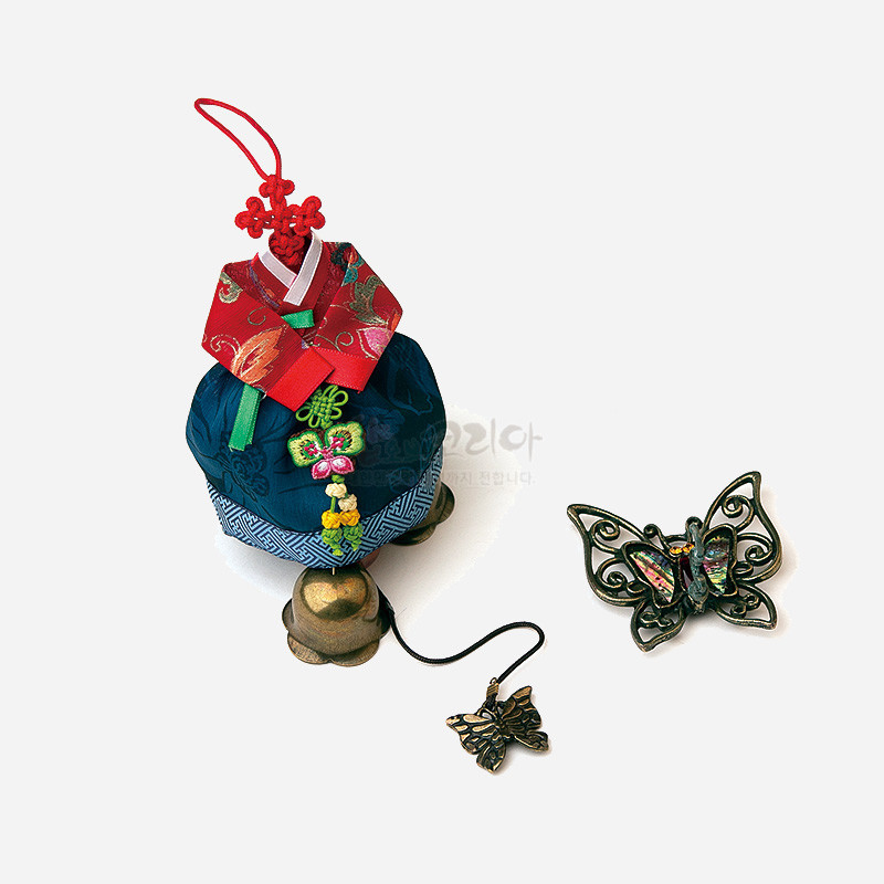 적색 저고리와 청색 치마 비단으로 꾸민 미니 한복 모양 문종, 나비 매듭과 자개 나비 금속 장식이 어우러진 전통 공예품.